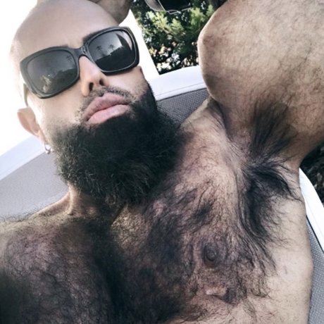 Foto di nudo di fuga di OnlyFans di Bearded Huge Muscle
