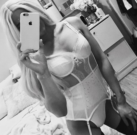 Foto di nudo di fuga di OnlyFans di Eve Saint Laurent