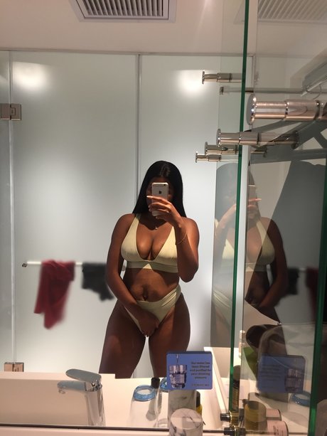 Foto di nudo di fuga di OnlyFans di A Baddie