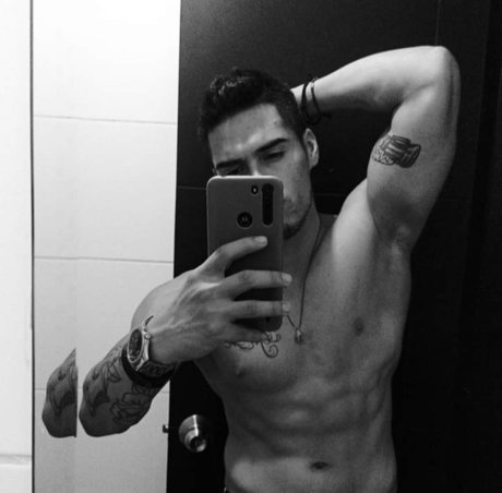 Foto di nudo di fuga di OnlyFans di Estebanfit