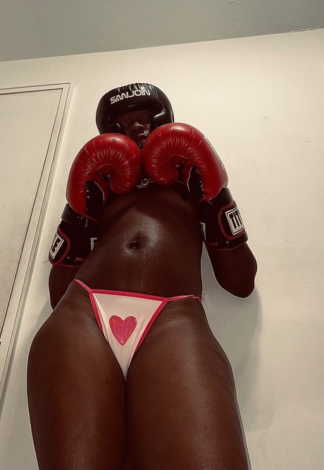 Foto di nudo di fuga di OnlyFans di Ebony Boxing 