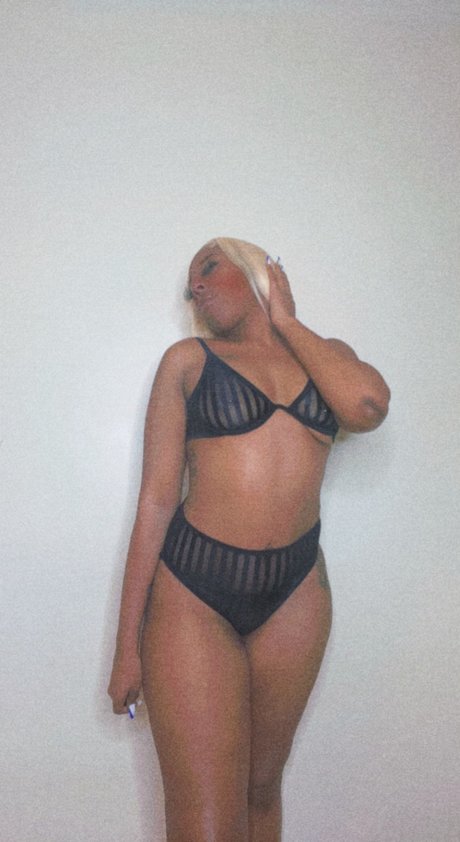 Foto di nudo di fuga di OnlyFans di Yummi Baee