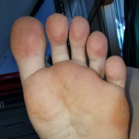 Foto di nudo di fuga di OnlyFans di Mymuskyboyfeet