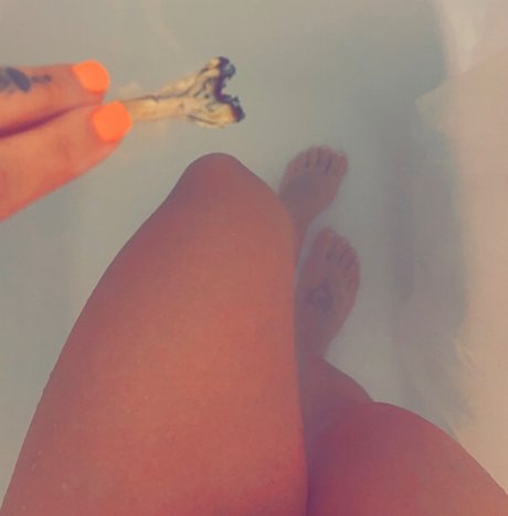 Foto di nudo di fuga di OnlyFans di Mani