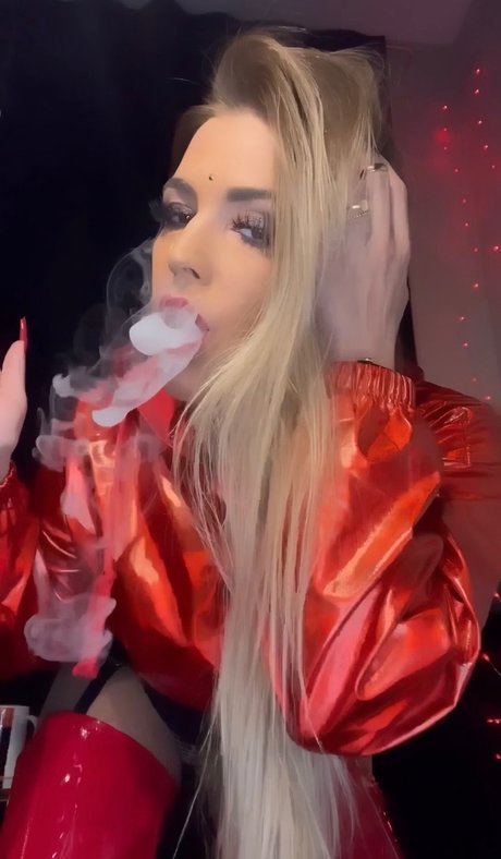 Foto di nudo di fuga di OnlyFans di Gtmsmokinggoddess