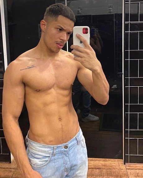 Foto di nudo di fuga di OnlyFans di Elton John