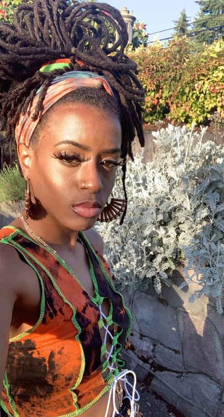 Foto di nudo di fuga di OnlyFans di Goddess Raven Locs