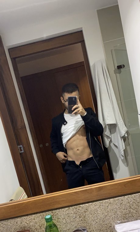 Foto di nudo di fuga di OnlyFans di Not Your Kind Of Man 