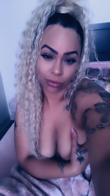 Foto di nudo di fuga di OnlyFans di Dominicanmami