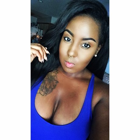 Foto di nudo di fuga di OnlyFans di Curvy Nina