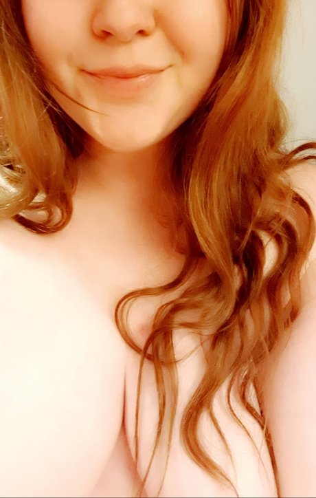 Foto di nudo di fuga di OnlyFans di  Curvy Norwegian Redhead 