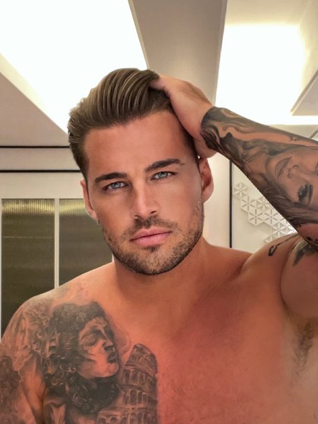 Foto di nudo di fuga di OnlyFans di Carl Woods