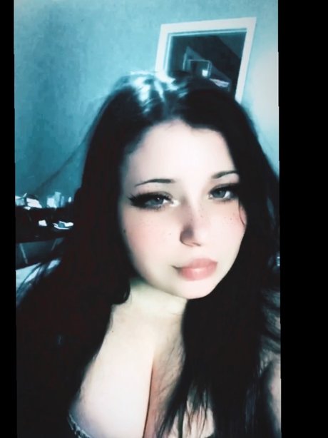 Foto di nudo di fuga di OnlyFans di Violetta