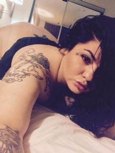 Foto di nudo di fuga di OnlyFans di Nella Coxs