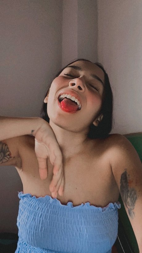 Foto di nudo di fuga di OnlyFans di Alle Fille Petite