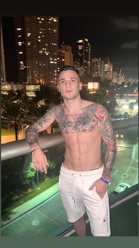 Foto di nudo di fuga di OnlyFans di Angel Gomez