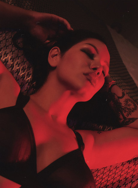 Foto di nudo di fuga di OnlyFans di Neon Demon