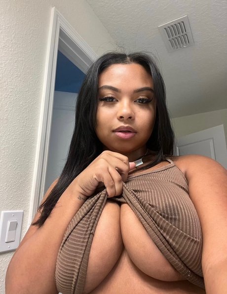 Foto di nudo di fuga di OnlyFans di Nely