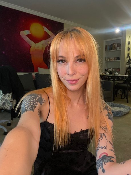 Foto di nudo di fuga di OnlyFans di Elizabeth