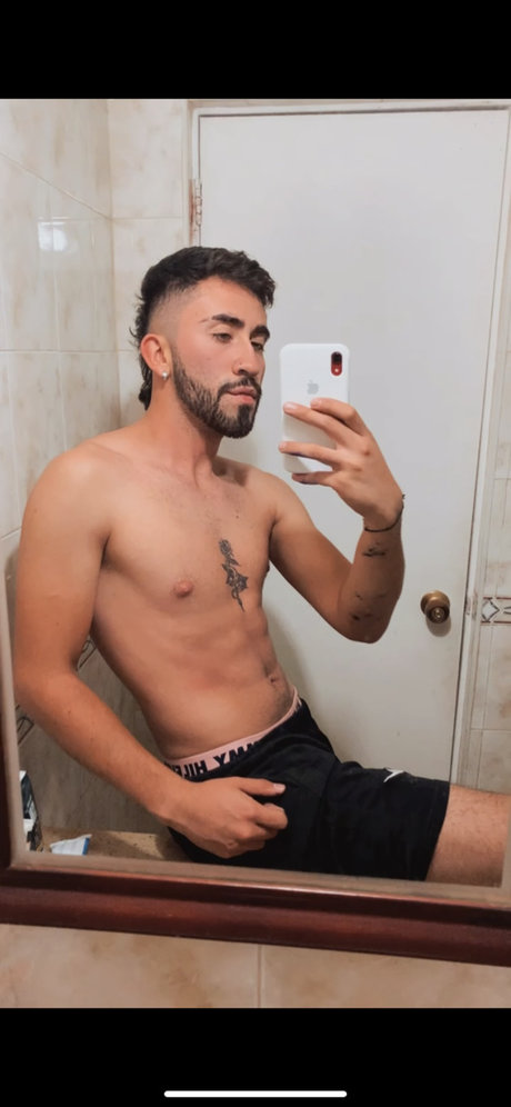 Foto di nudo di fuga di OnlyFans di Nicolas Muoz