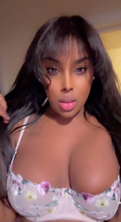 Foto di nudo di fuga di OnlyFans di Mistress Isabella Cummings