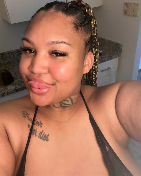 Foto di nudo di fuga di OnlyFans di Hennessy Cole