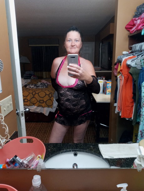 Foto di nudo di fuga di OnlyFans di Sexy Housewife 15