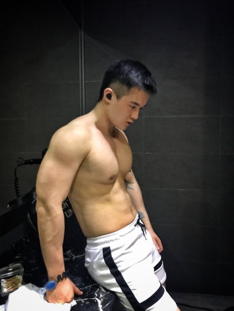 Foto di nudo di fuga di OnlyFans di Chinese Trainer