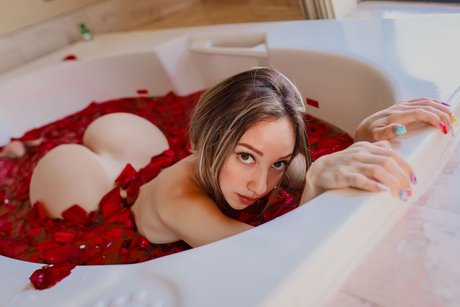 Foto di nudo di fuga di OnlyFans di Nina Parodi