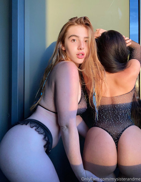 Foto di nudo di fuga di OnlyFans di Yourlesbianfantasyy