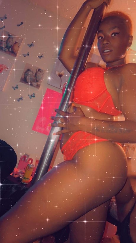 Foto di nudo di fuga di OnlyFans di Mythical Moon