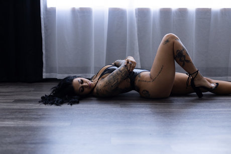 Foto di nudo di fuga di OnlyFans di Clove 
