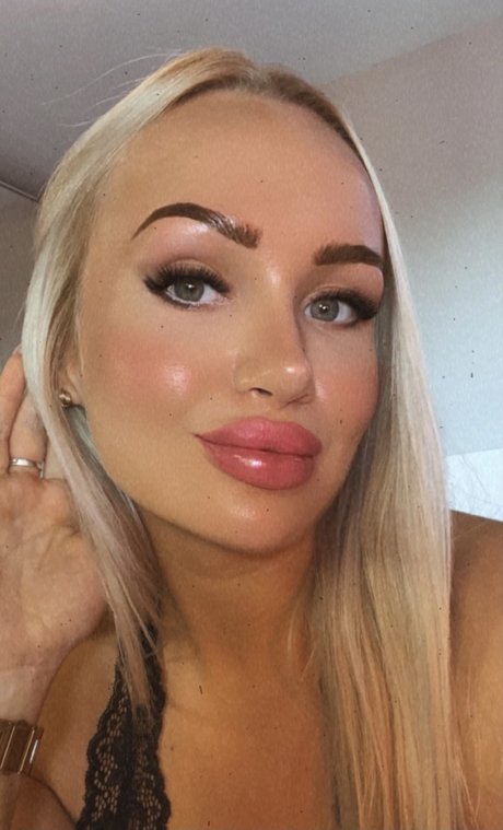 Foto di nudo di fuga di OnlyFans di Charlotte Belvedere