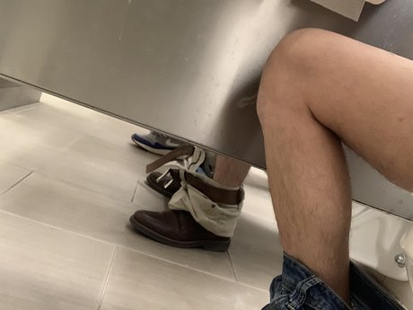 Foto di nudo di fuga di OnlyFans di Public Me