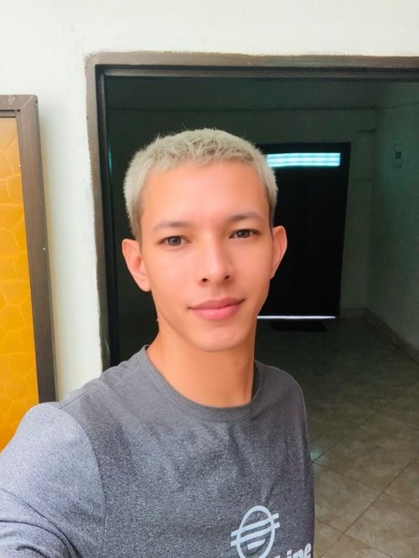Foto di nudo di fuga di OnlyFans di Alex Adams