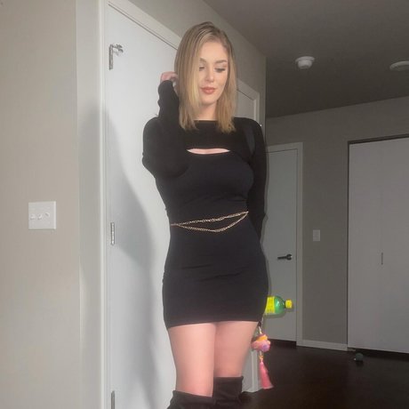 Foto di nudo di fuga di OnlyFans di Lizzy