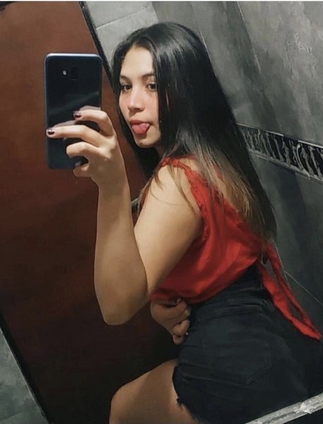 Foto di nudo di fuga di OnlyFans di Ari