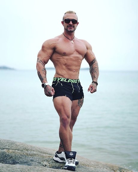 Foto di nudo di fuga di OnlyFans di Aaron Wild