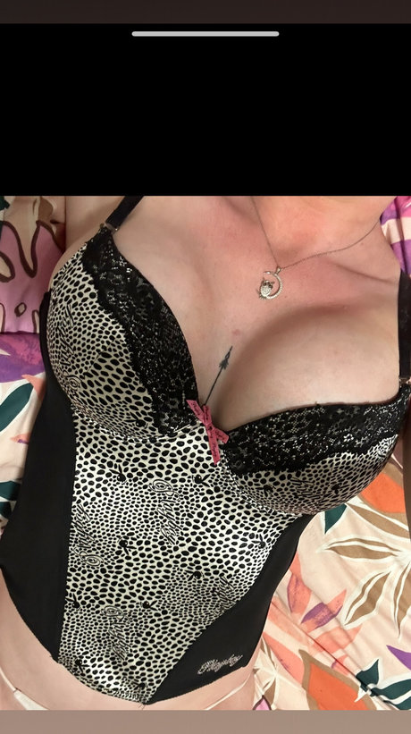 Foto di nudo di fuga di OnlyFans di Anita Dickenme