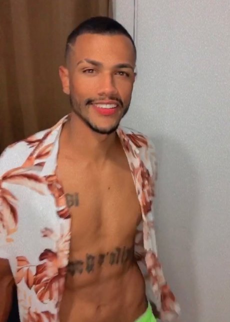 Foto di nudo di fuga di OnlyFans di Eric Santos