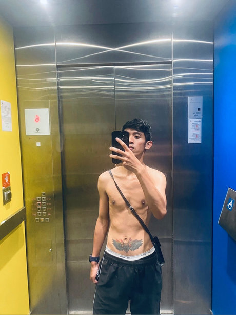 Foto di nudo di fuga di OnlyFans di Mrt