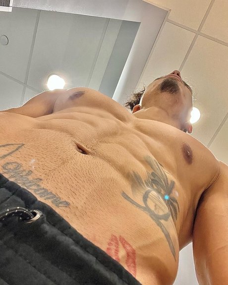 Foto di nudo di fuga di OnlyFans di Omar Morales
