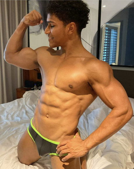 Foto di nudo di fuga di OnlyFans di Oli Ferro