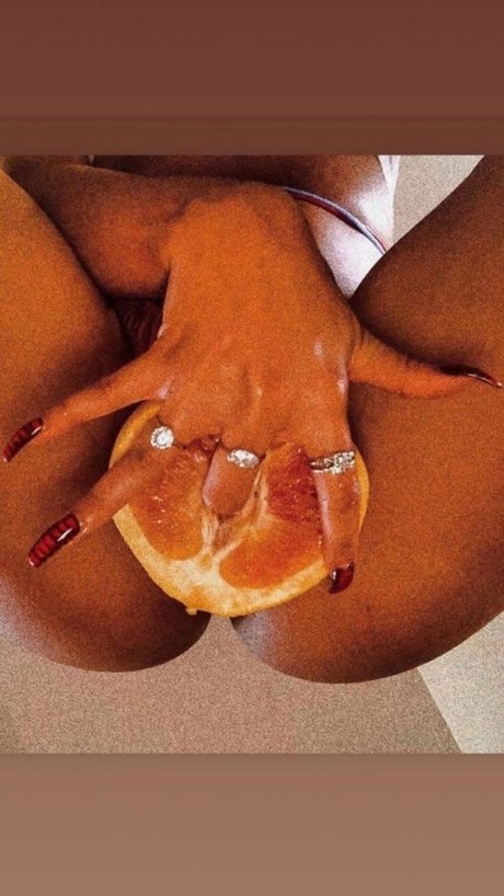 Foto di nudo di fuga di OnlyFans di Melllly 