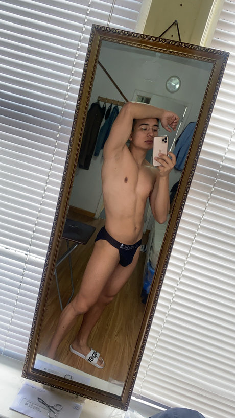 Foto di nudo di fuga di OnlyFans di Roman