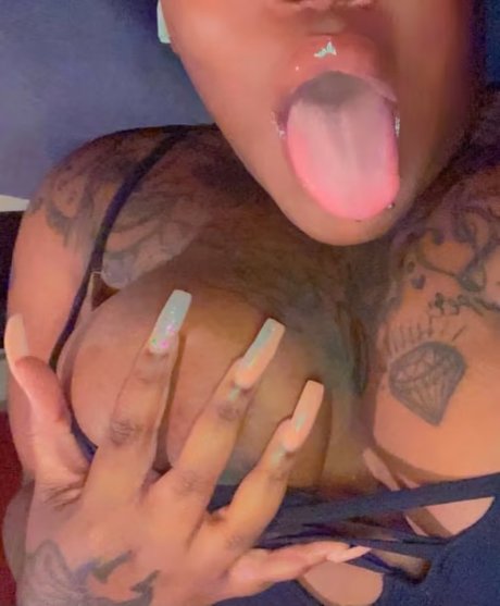Foto di nudo di fuga di OnlyFans di Paris 