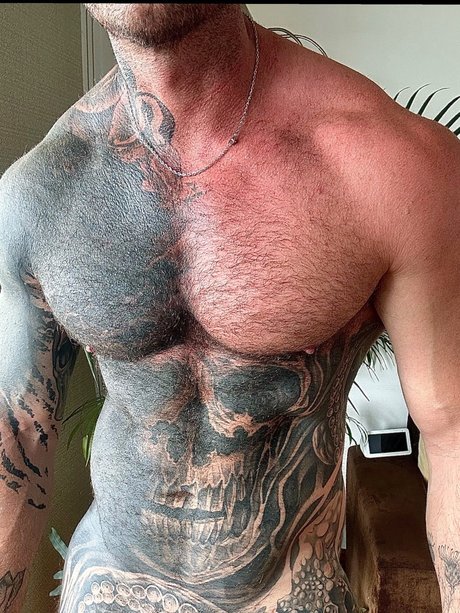 Foto di nudo di fuga di OnlyFans di Papi  Strong