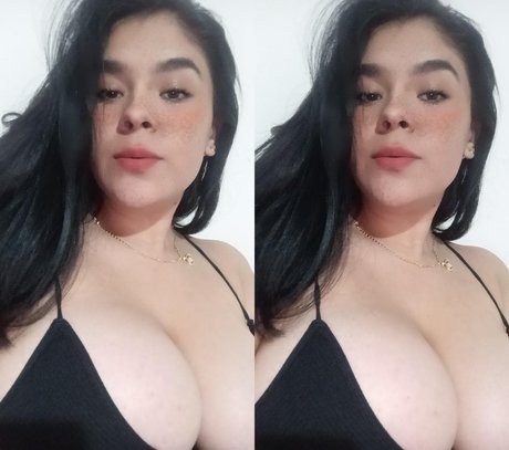 Foto di nudo di fuga di OnlyFans di Paola Lorenzana