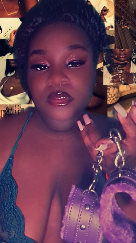 Foto di nudo di fuga di OnlyFans di Madam Dai