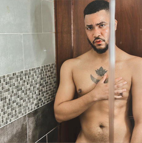 Foto di nudo di fuga di OnlyFans di Junn